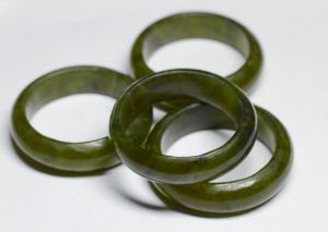 Кольцо из темно-зеленого нефрита 